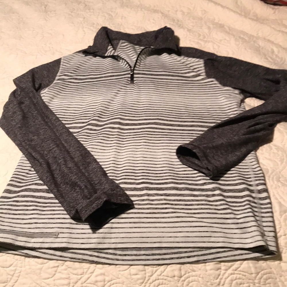 Lululemon 1/2 zip M pullover, never worn